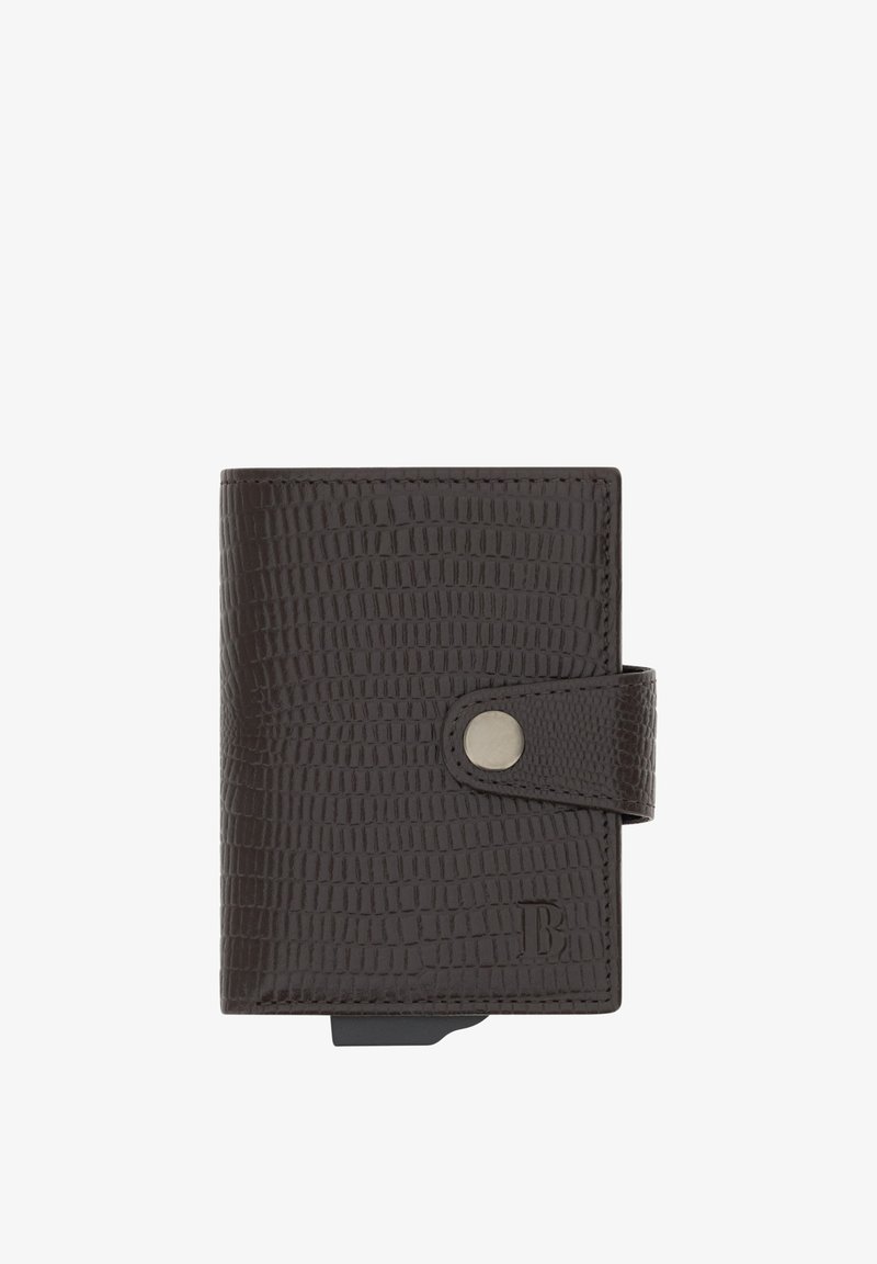 Compact donkerbruin leren portemonnee met een knoopsluiting en een subtiel geperst letter "B" aan de voorkant.