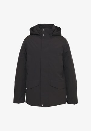 Giacca isolata nera con colletto alto e cappuccio. Presenta due tasche frontali e bottoni a scatto. Texture liscia e design dritto.