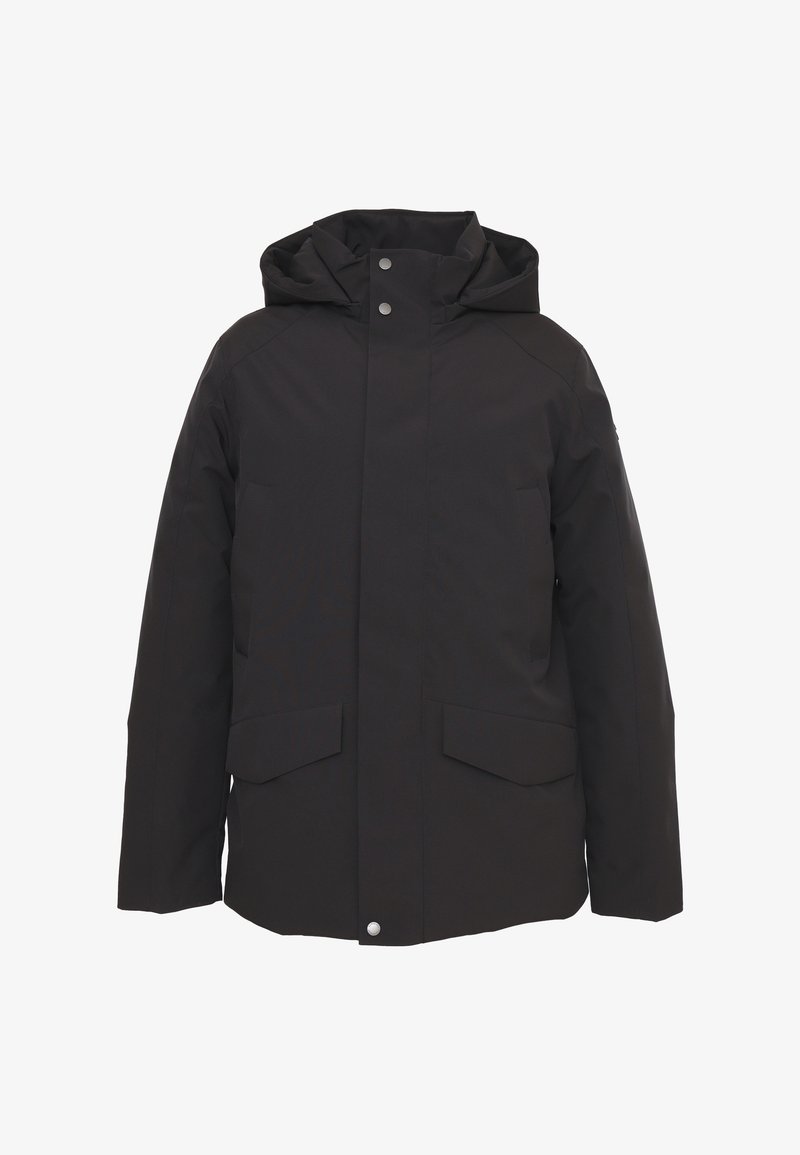 Giacca isolata nera con colletto alto e cappuccio. Presenta due tasche frontali e bottoni a scatto. Texture liscia e design dritto.