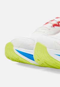 HOKA SKYWARD X - Chaussures de running sur route - blanc de blanc/virtual blue