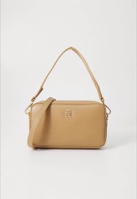 Beige rechteckige Handtasche mit strukturierter Oberfläche. Verfügt über einen abnehmbaren Schulterriemen, goldene Beschläge und ein Logo auf der Vorderseite.