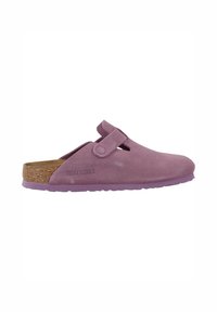 Lila mokkasinsandaali, jossa on korkkipohja, säädettävä remmi ja kuvioitu kumipohja. Brändinimi "BIRKENSTOCK" on kohokuvioitu sivulle.