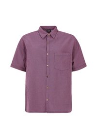 Camicia a maniche corte con un motivo a quadri rosso e blu navy, dotata di colletto button-down, taschino sul petto e texture del tessuto con cuciture visibili.