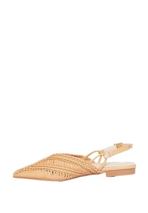 Scarpa slingback intrecciata color tan con punta affusolata, suola piatta e dettagli decorativi. Il materiale appare leggero e flessibile.