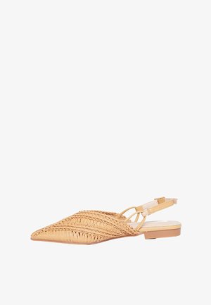 Scarpa slingback intrecciata color tan con punta affusolata, suola piatta e dettagli decorativi. Il materiale appare leggero e flessibile.