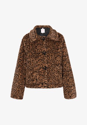Bruine nep bontjas met een luipaardprint, voorzien van een kraag, vier knopen en voorkwabben. Zachte textuur en cropped ontwerp.