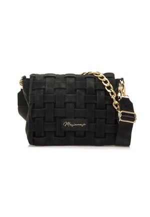 Sac à épaule en daim tressé noir avec une bandoulière en chaîne dorée, présentant une forme rectangulaire et un patch de marque à l'avant. Texture lisse.