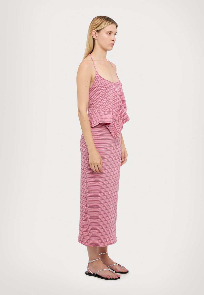 Ensemble deux pièces rayé rose, comprenant un haut sans manches à la coupe fluide et une jupe midi ajustée, réalisé en tissu doux et léger.