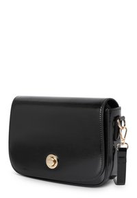 Bolso cruzado de cuero negro con un acabado suave, herrajes dorados y cierre magnético. Presenta una correa desmontable y forma rectangular.