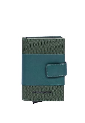 Gefaltetes grünes Stoff- und Lederportemonnaie mit einem genähten Riemenverschluss und Piquadro-Logo an der unteren Vorderkante.