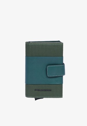 Gefaltetes grünes Stoff- und Lederportemonnaie mit einem genähten Riemenverschluss und Piquadro-Logo an der unteren Vorderkante.