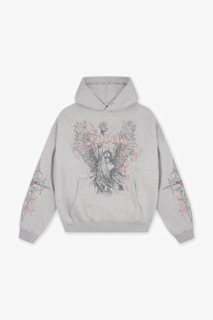 Szary sweter z kapturem z nadrukiem na froncie przedstawiającym anielską postać oraz tekst "Favela". Zawiera kieszeń kangurkę oraz skomplikowane wzory na rękawach.