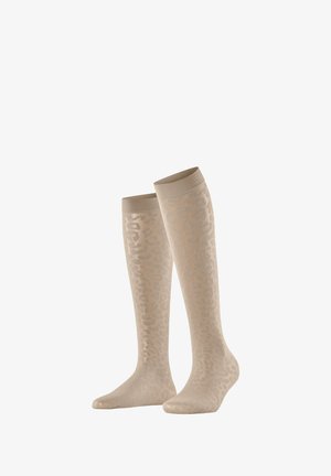 Beige kniekousen met een subtiel luipaardprintpatroon, rechtop weergegeven op een witte achtergrond.