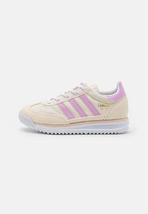 Sneakersy Adidas SL '72 w kolorze ecru z jasnoróżowymi paskami, sznurowadłami i detalem na pięcie, z białą ryflowaną podeszwą.