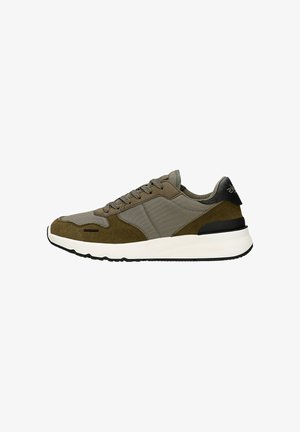 Szare i oliwkowozielone sportowe sneakersy z mieszanką zamszu i materiałów tekstylnych, zawiązywane, z białą, amortyzującą podeszwą. Czarne akcenty na pięcie.