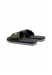 Zielone klapki wsuwane z dwoma szerokimi pasekami, teksturowanym wnętrzem i białym paskiem wzdłuż podeszwy. Na przednim pasku znajduje się logo marki.