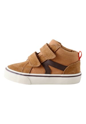Brązowy, wysokogórny sneaker dla malucha z podwójnymi paskami na rzep, ciemnobrązowym akcentem po bokach, białą podeszwą i czerwoną pętelką na pięcie.