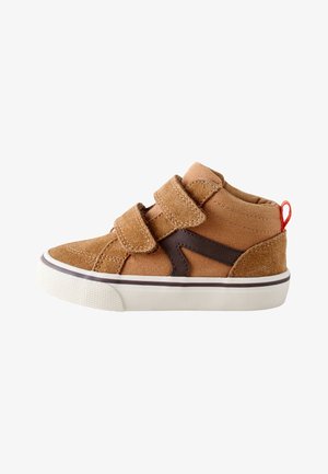 Brązowy, wysokogórny sneaker dla malucha z podwójnymi paskami na rzep, ciemnobrązowym akcentem po bokach, białą podeszwą i czerwoną pętelką na pięcie.