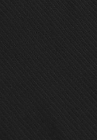 Tela negra acanalada que muestra una superficie texturizada con líneas verticales. El material parece suave y ligeramente elástico.