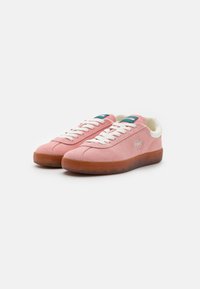 Zapatillas de ante rosa con cordones blancos y suela de goma. Presentan un pequeño logo en el lateral y una etiqueta contrastante en la lengüeta.