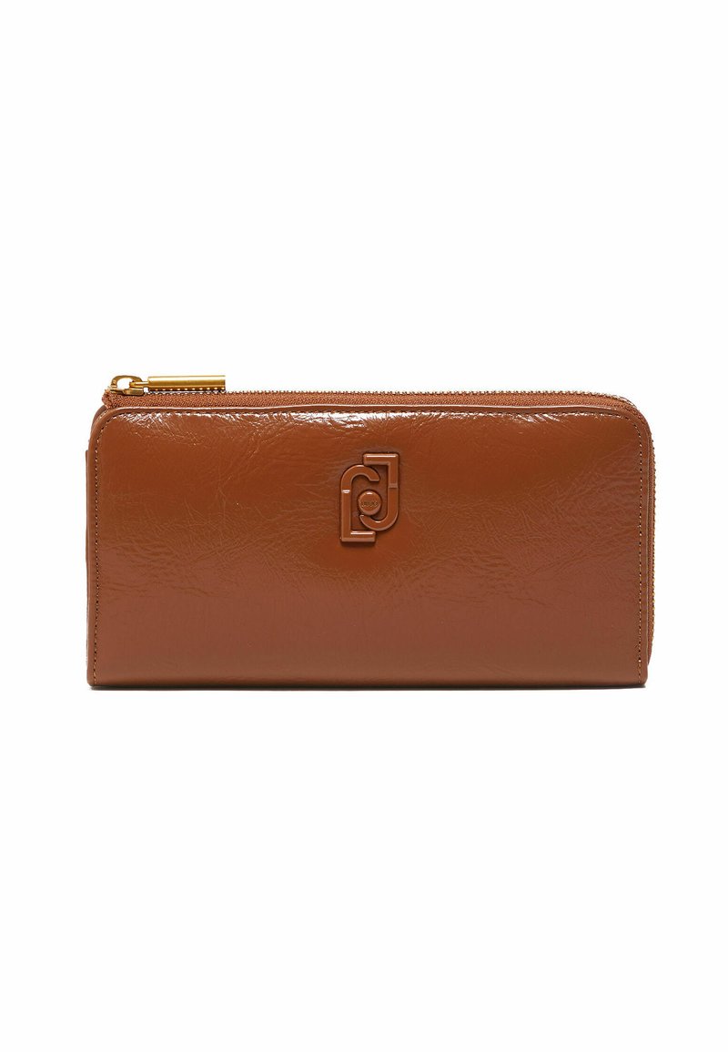 Portafoglio in pelle marrone con una texture liscia, dotato di una cerniera dorata e un logo in rilievo sulla parte anteriore. Forma rettangolare, design funzionale e compatto.