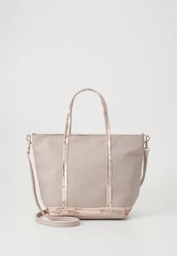 Sac fourre-tout beige avec des accents métalliques rose pâle, de forme rectangulaire, double poignées courtes et bandoulière amovible, fabriqué en tissu texturé.