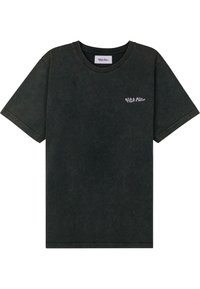 Čierne bavlnené tričko s uvoľneným strihom, krátkymi rukávmi, okrúhlym výstrihom a malým fialovým logom na ľavej hrudi. Textúra so spraným efektom.