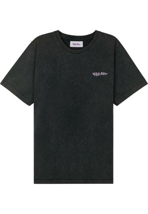 Fekete pamut póló laza szabással, rövid ujjakkal, kerek nyakkivágással és kis lila logóval a bal mellrészen. Fakó mosású textúra.