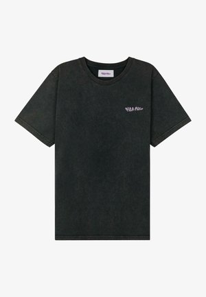 Fekete pamut póló laza szabással, rövid ujjakkal, kerek nyakkivágással és kis lila logóval a bal mellrészen. Fakó mosású textúra.