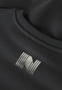 Sweatshirt noir avec un col côtelé et un logo imprimé en argent présentant un design géométrique, fabriqué en tissu texturé doux.