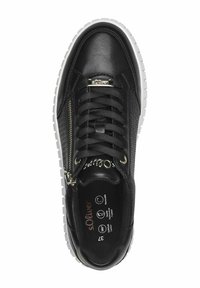 Schwarze Sneaker mit einem glatten Lederobermaterial, strukturierten Seitenpanelen, Schnürdesign, goldenen Akzenten, seitlichem Reißverschluss und weißer Gummisohle.