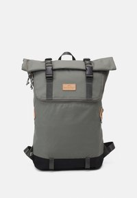 Grau rolltop Rucksack mit schwarzem Boden, ausgestattet mit zwei schwarzen Schnallenverschlüssen und einem Lederetikett. Hergestellt aus strapazierfähigem Stoff mit feiner Textur.