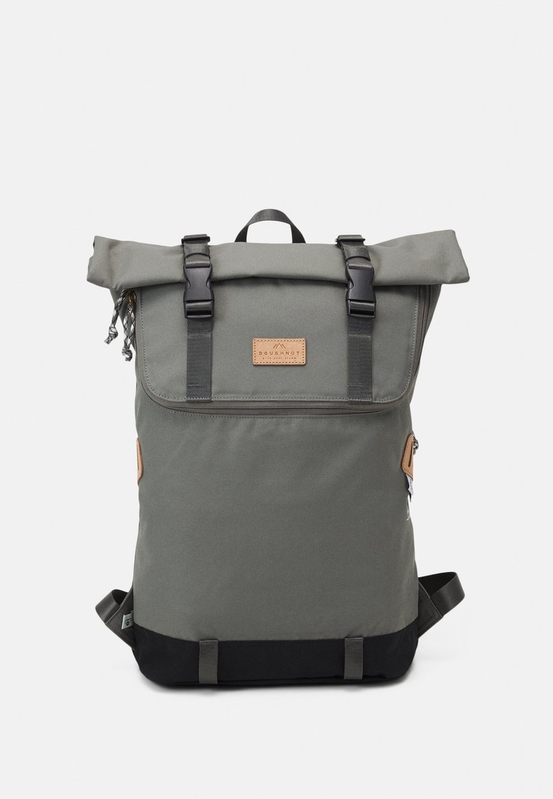 Grau rolltop Rucksack mit schwarzem Boden, ausgestattet mit zwei schwarzen Schnallenverschlüssen und einem Lederetikett. Hergestellt aus strapazierfähigem Stoff mit feiner Textur.