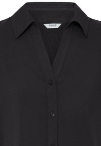 Camisa negra con cuello, escote en V y tres botones visibles en la tapeta frontal.