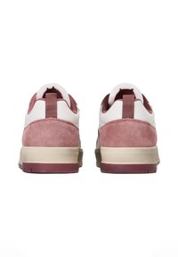 Rosa mocka och vita lädersneakers har en platt beige sula, en texturerad detalj på hälen och en dragflik bak.