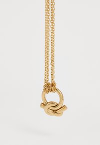 Gouden ketting met twee in elkaar verstrengelde ringen, met een textuurafwerking, verbonden door een dubbele ketting van ovale schakels.
