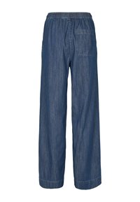 Pantaloni evazați din denim cu talie elastică, un buzunar la spate și culoare albastru mediu-închis; textură moale și croială dreaptă.