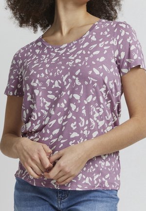 Fioletowa koszulka z krótkim rękawem wykonana z miękkiego materiału, ozdobiona białym abstrakcyjnym wzorem; luźny krój z okrągłym dekoltem i subtelnymi detalami.