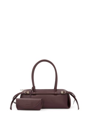 Sac à main en cuir marron foncé avec deux poignées et une petite pochette assortie placée devant sur fond blanc.