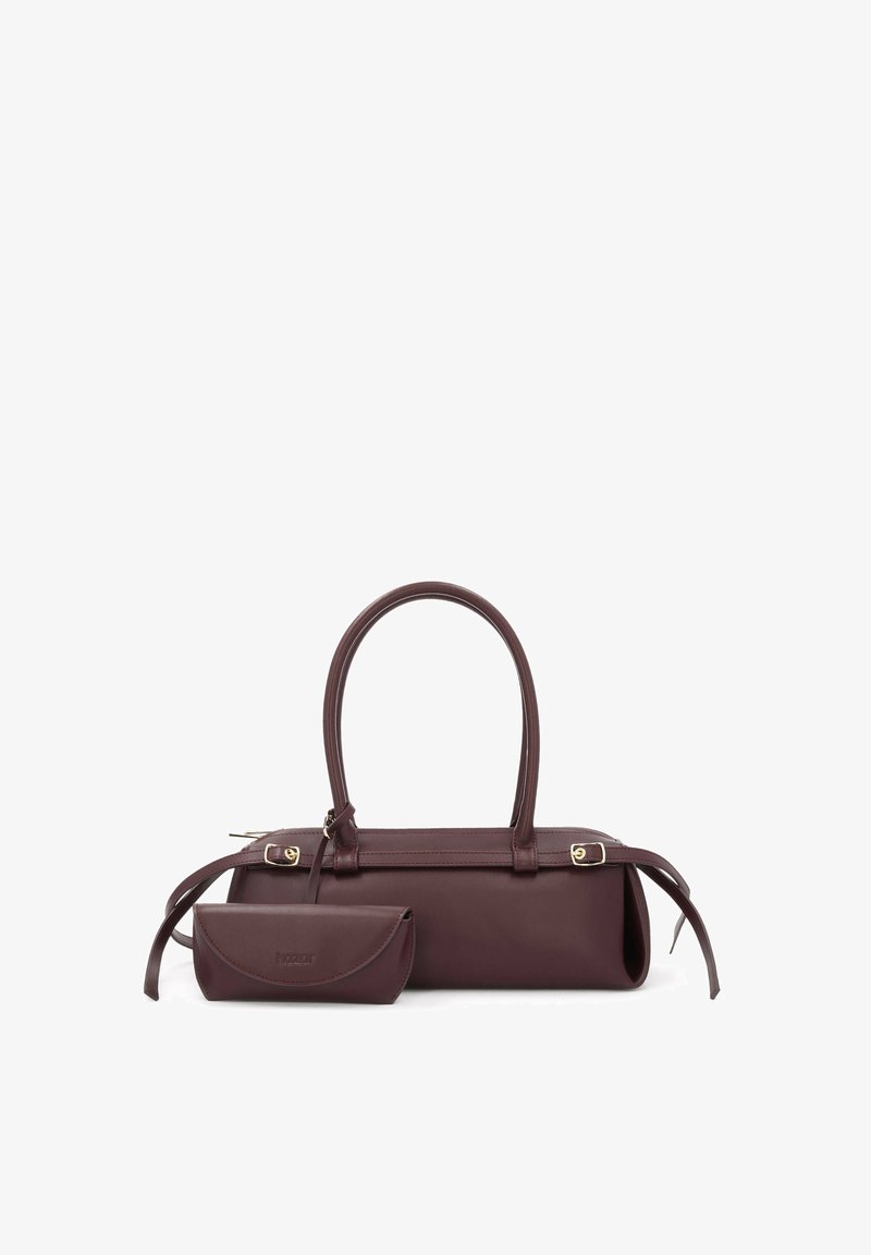 Sac à main en cuir marron foncé avec deux poignées et une petite pochette assortie placée devant sur fond blanc.