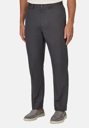 Pantaloni grigi realizzati in tessuto leggero, con design a gamba dritta, chiusura con bottone e tasche laterali, abbinati a scarpe slip-on grigie.