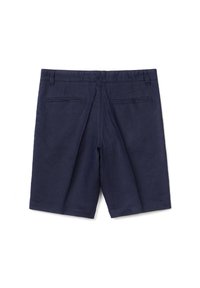 Námorně modré lněné šortky s čistým designem, dvěma zadními kapsami a uvolněným střihem dosahujícím do poloviny stehna.