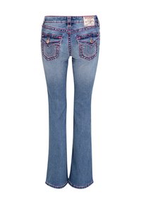 Blauwe bootcut jeans met roze stiksels, achterzakken met klep en knopen, en een True Religion merklabel op de tailleband.