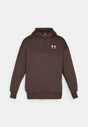 Sudadera marrón hecha de una tela suave, con capucha ajustable, puños y dobladillo acanalados, y un pequeño logo blanco de Under Armour en el pecho.