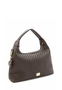 Sac à main tissé de couleur marron foncé avec une forme structurée, une poignée lisse, et un accent en métal doré, doté d'un pendentif en forme de cœur.