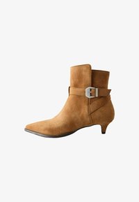 Vybráno, camel brown suede