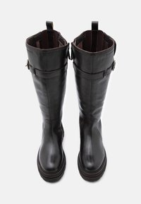 Mustat nahkaiset polvenyli saappaat, joissa on pyöreä toe, paksu pohja, solkidetalji nilkassa ja sileä pinta.