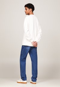 Tommy Jeans BIG FLAG CNECK - Mikina - ancient white