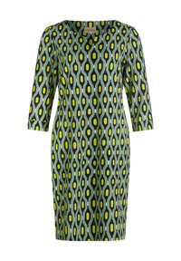 Kleid mit grünem Grundton und geometrischem Muster in Marineblau, Gelb und Weiß. Es hat einen V-Ausschnitt und dreiviertellange Ärmel.