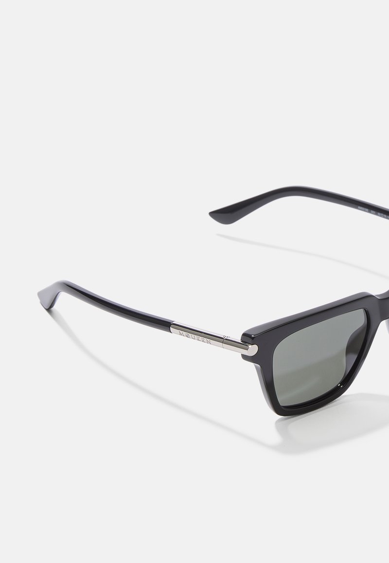 Occhiali da sole rettangolari neri con lenti scure, caratterizzati da una montatura in plastica elegante e dettagli in metallo sulle tempie.